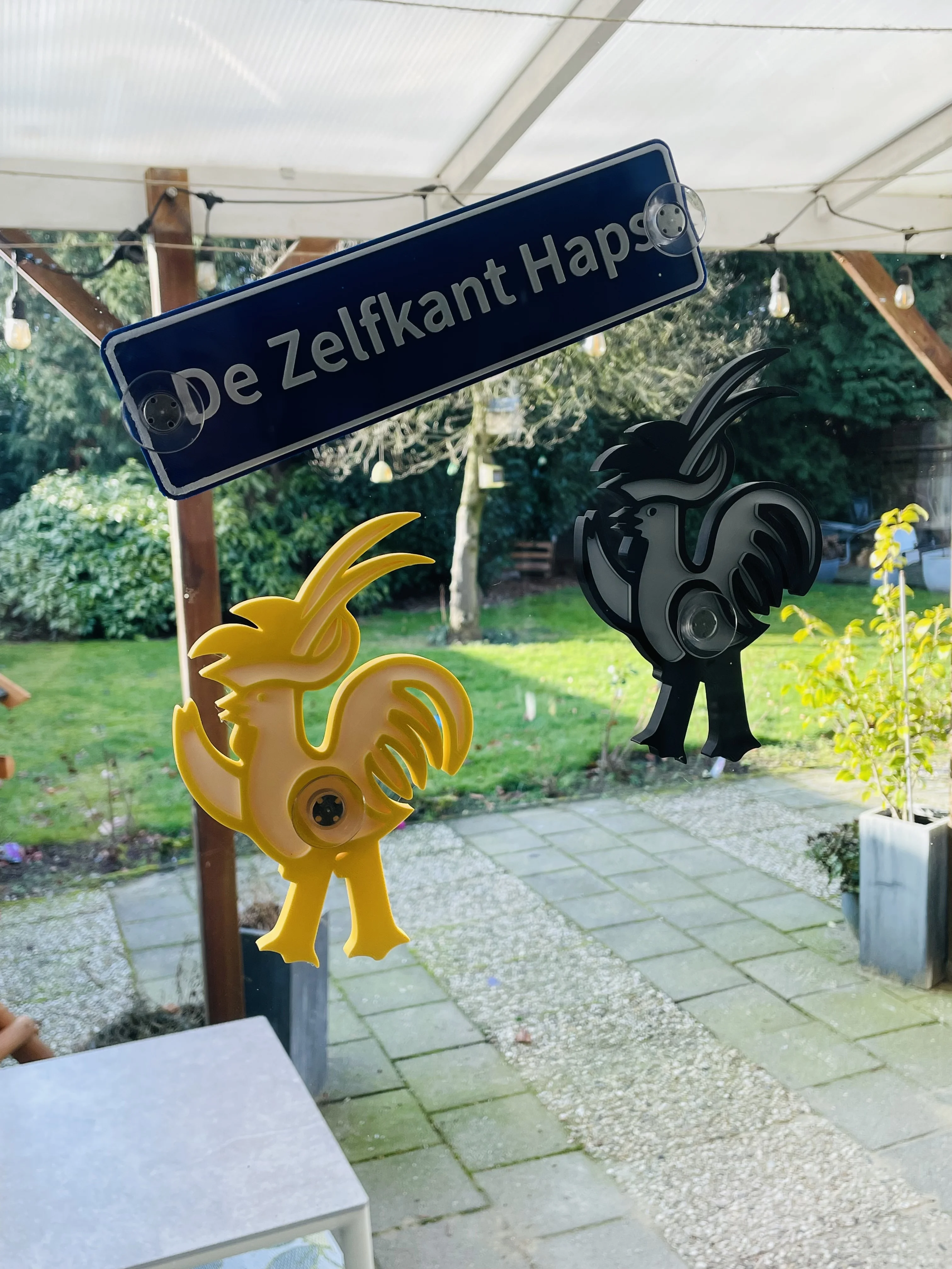 Carnavalsbord De Zelfkant Haps met kleurrijke hanen