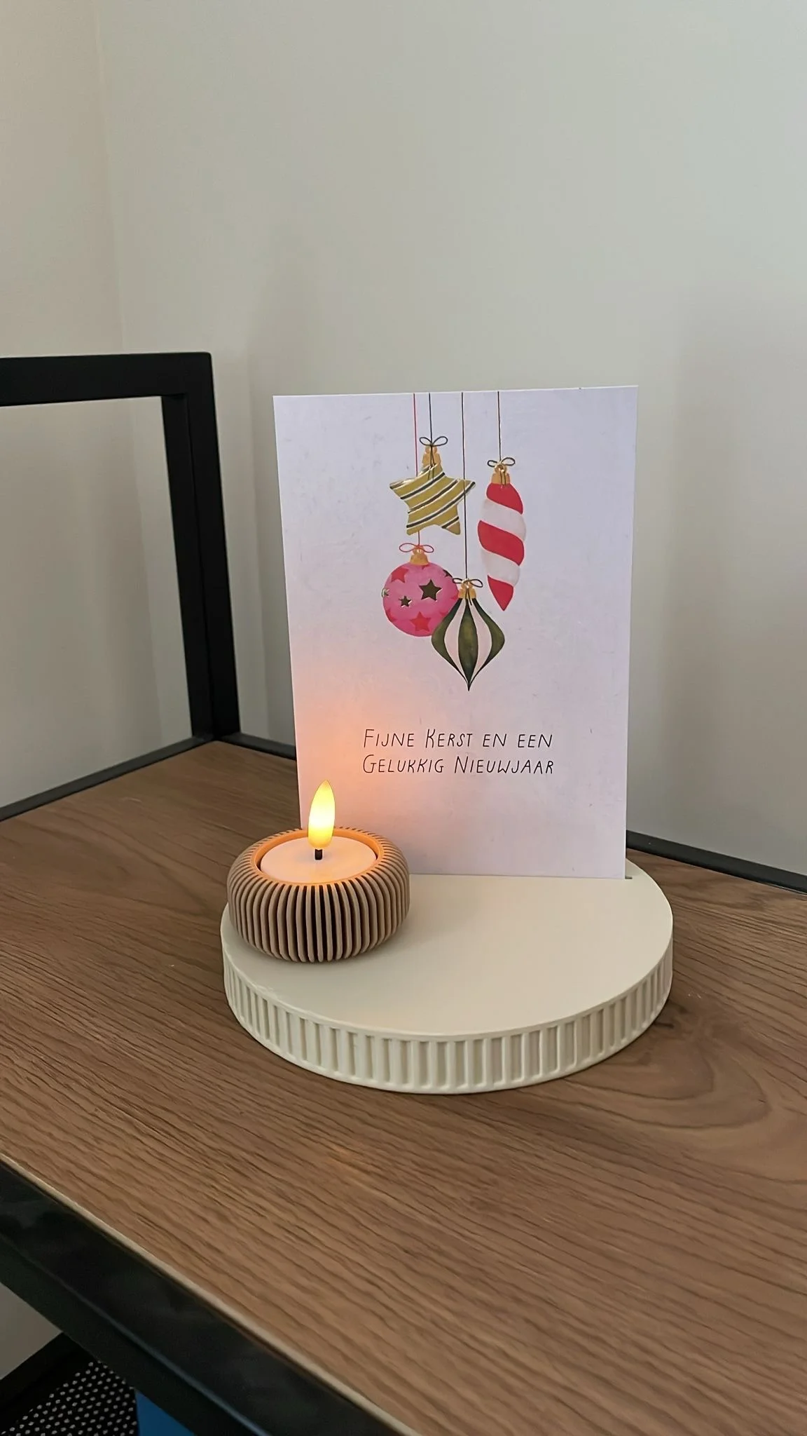Kaarthouder met kaars en kerstkaart