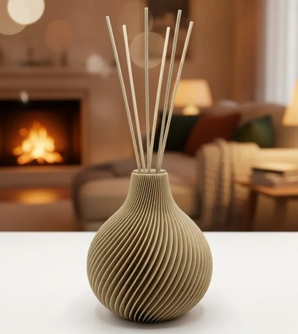 Geribbelde Sphere-vaas voor geurstokjes op een houten tafel