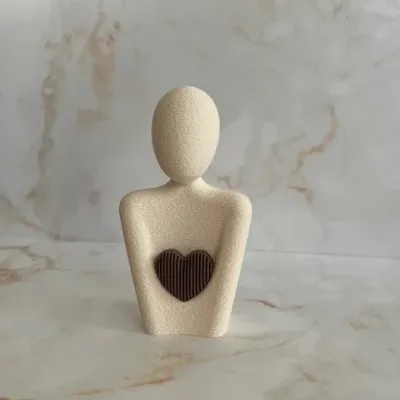 Beeldje vrouw met hart - Vrouw met hart - 007