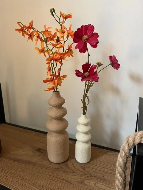 Twee Nordic vazen met droogbloemen