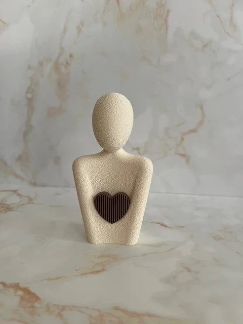 Beeldje vrouw met hart Ivoor